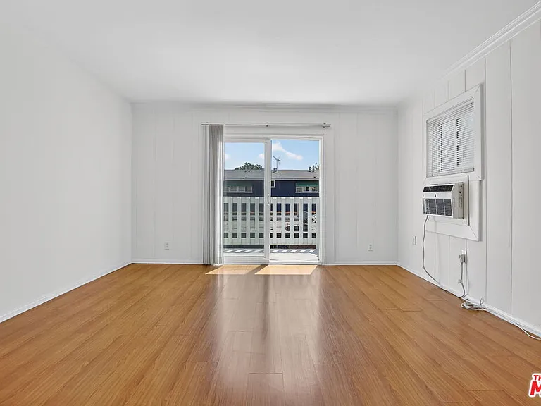 14721 Sylvan St #4 — Photo 3