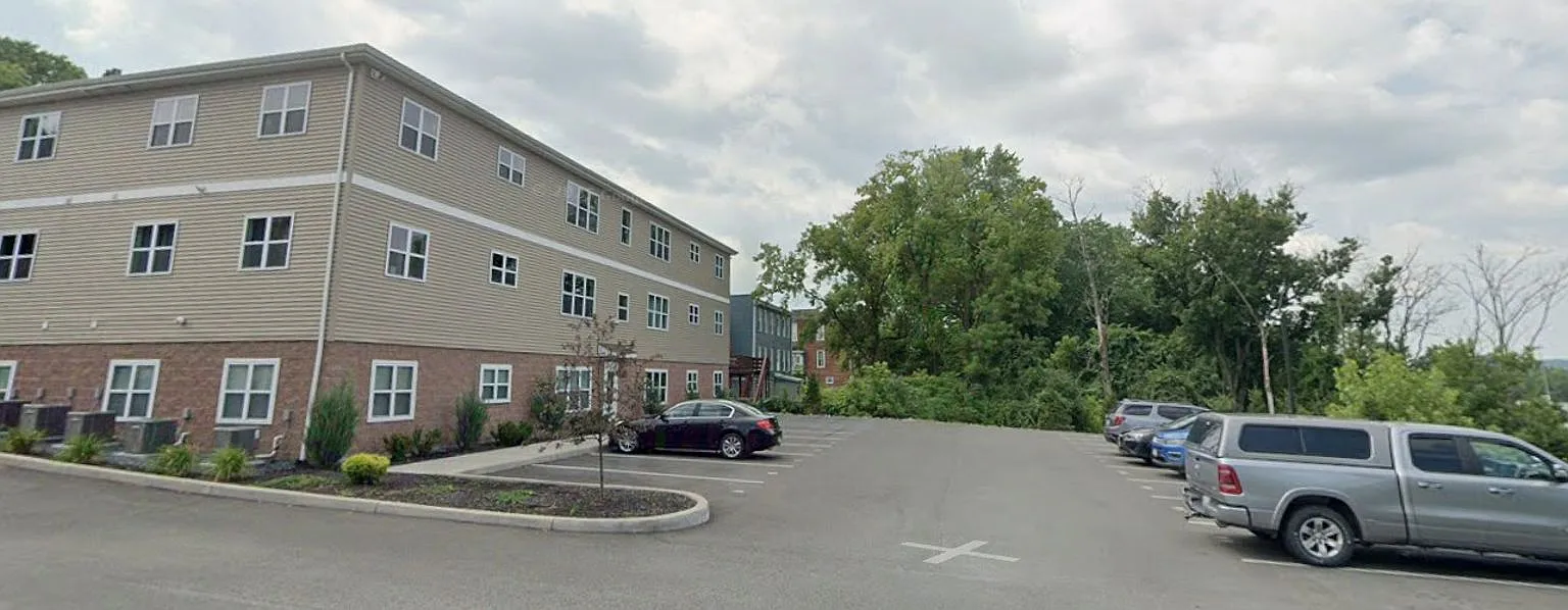 1047 Broadway - Modern Two Bedroom Apartments — Photo 1