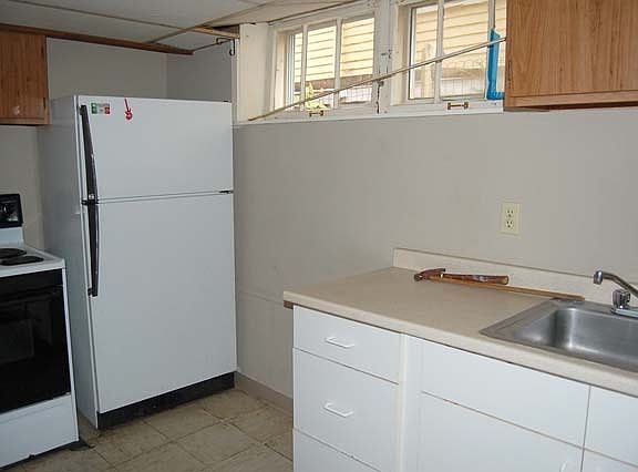 5th image of 125 Taber Ave