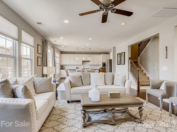 5th image of 212 Blossom Ridge Dr
