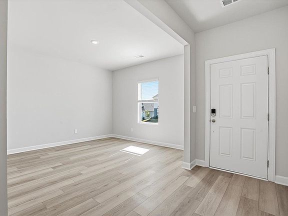 5th image of 1556 Erindale Dr