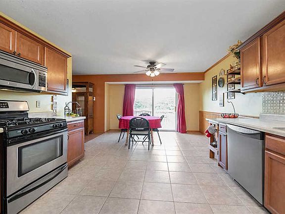 3rd image of 2804 Carol Pl