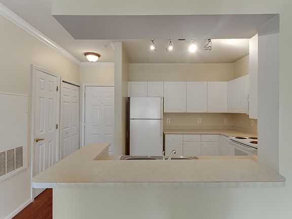 5th image of 4561 Strutfield La