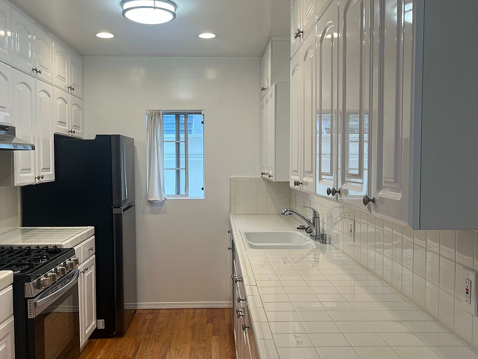 LARGE BRIGHT KITCHEN
