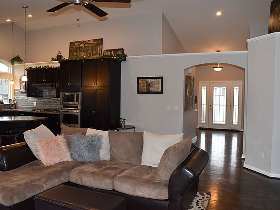 4th image of 1609 Tremont Ct