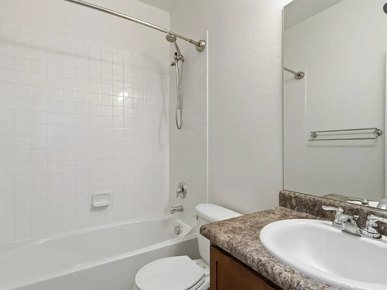 3 bed, 2.5 bath, 1241 sqft, $1,300 — Photo 4