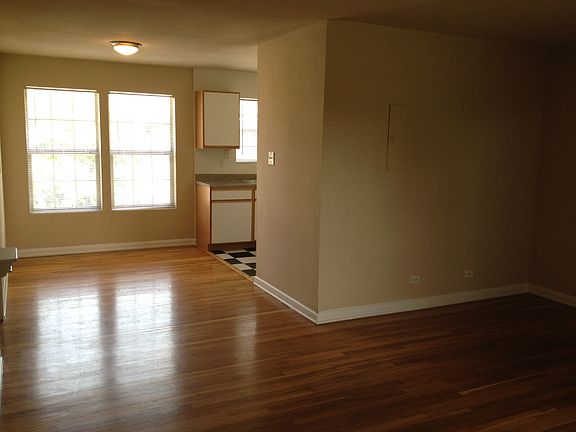 4th image of 460 Cloverleaf Ave APT 3
