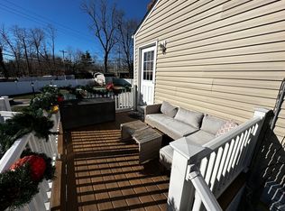 7 Lori Ct, Northport, NY 11768