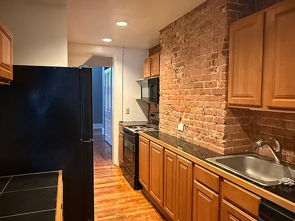 2nd image of 432 Greenup St #1