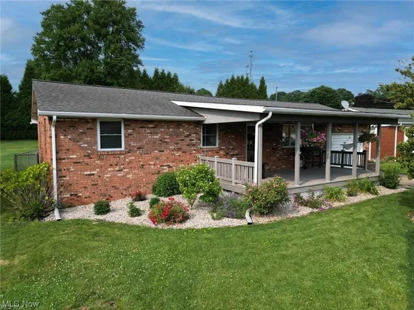 307 E 9th St, Williamstown, WV 26187