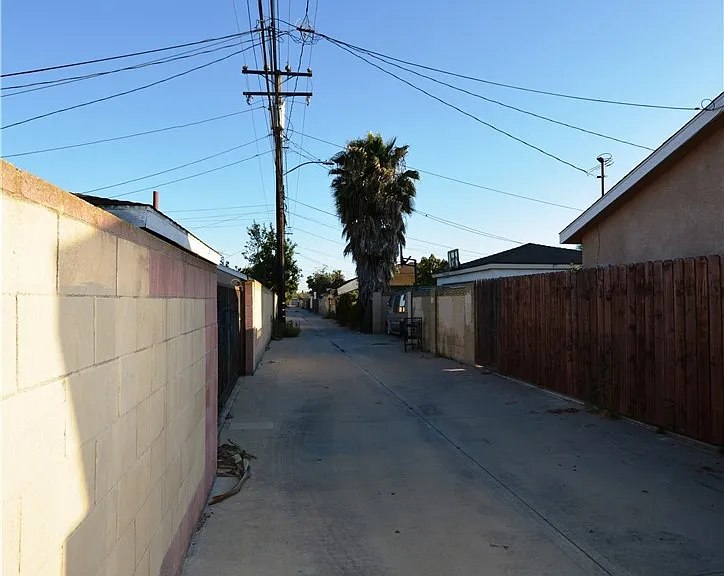 18328 Devlin Ave — Photo 28
