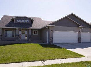 7012 S Trailsedge Cir, Sioux Falls, SD 57108