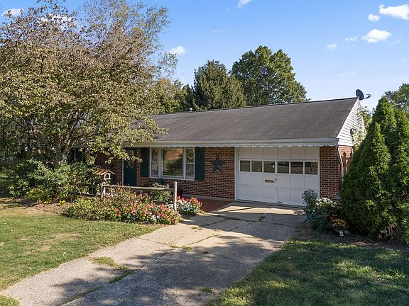 2nd image of 403 Meadowbrook Dr