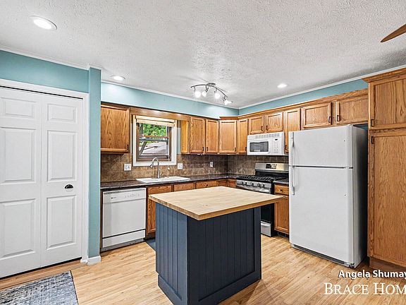 2nd image of 2631 Chatham Woods Dr SE