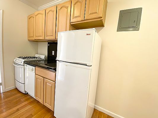 4th image of 223 E 28th St #3E