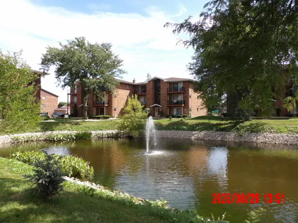15740 Lake Dr, Oak Forest, IL
