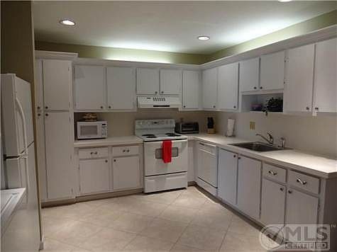 3rd image of 1821 NW 18th St #201
