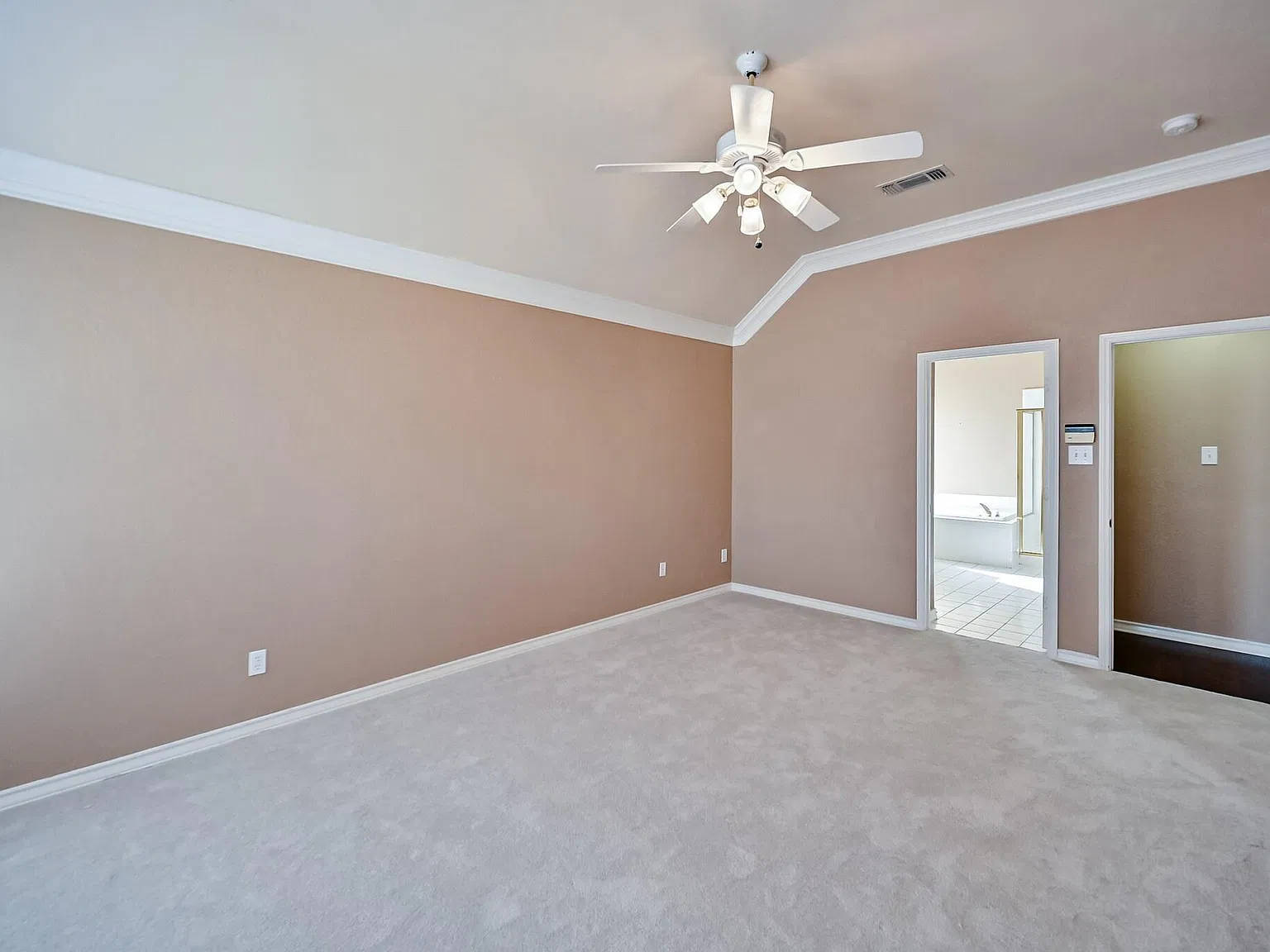 4 bed, 2119 sqft, $2,450 — Photo 3