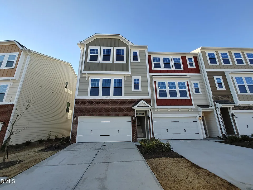 1237 Commack Dr
