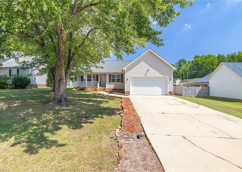 1st image of 21 Oak Meadow Ln