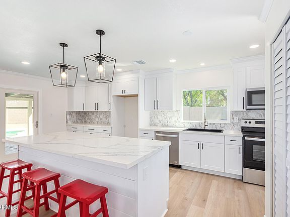 4th image of 2756 E DAHLIA Drive