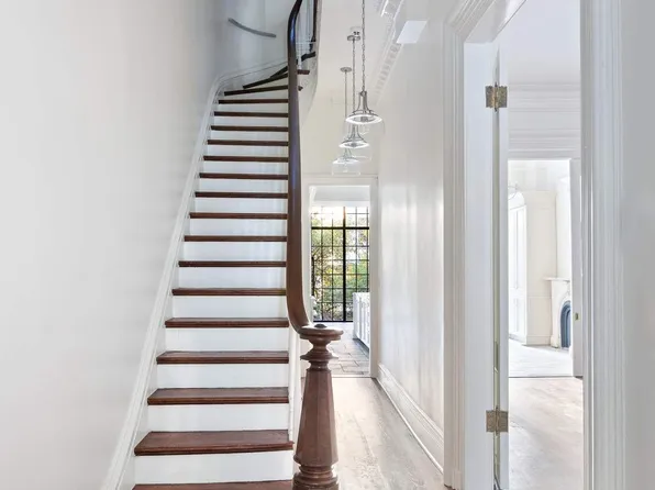 235 East 31st Street image 3 of 13