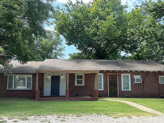 3rd image of 702 S Pettit Ave