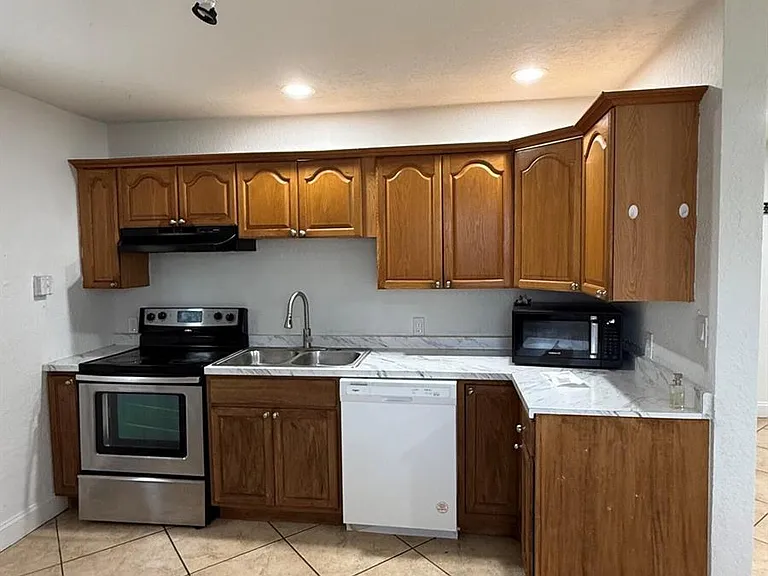 741 Roseland Dr — Photo 9
