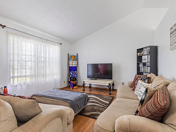 2nd image of 5531 Goodhue Ave