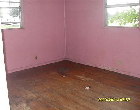 3rd image of 811 S Kentucky St