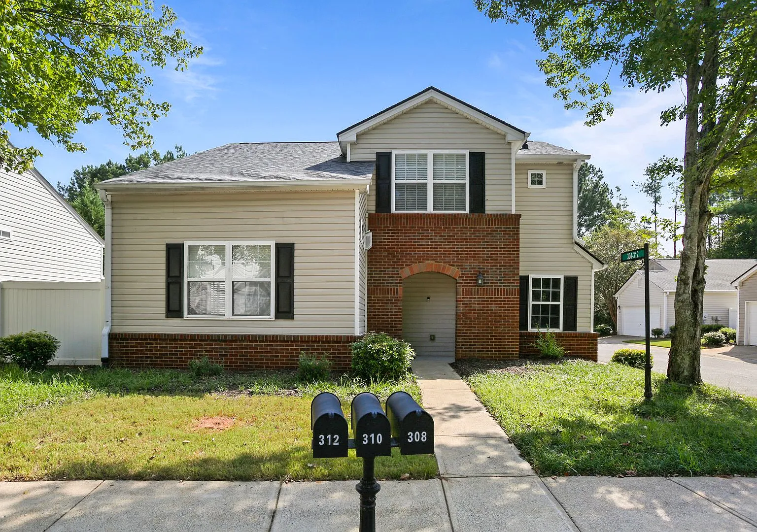 Charming 2-Bedroom, 2.5-Bath Home with Oversized Primary Suite in West Oaks Subdivision — Photo 4
