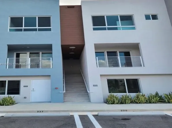 2555 193rd St #2110, Miami, FL 33180
