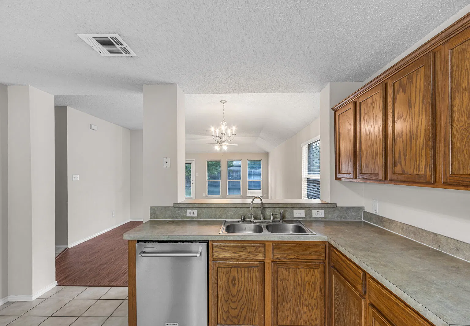 3 bed, 2.0 bath, 1811 sqft, $2,100 — Photo 3