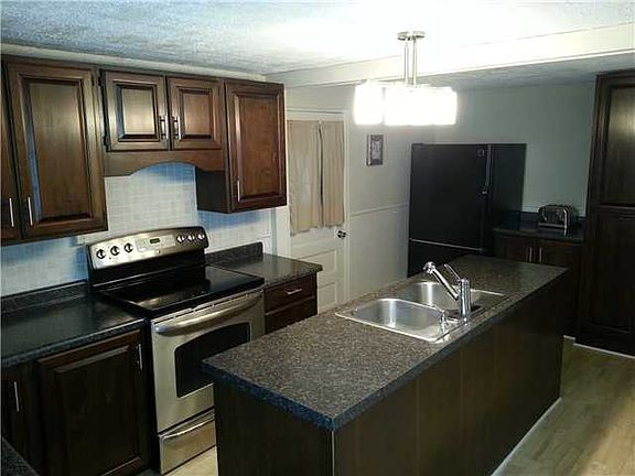 3rd image of 100 Maplewood Dr