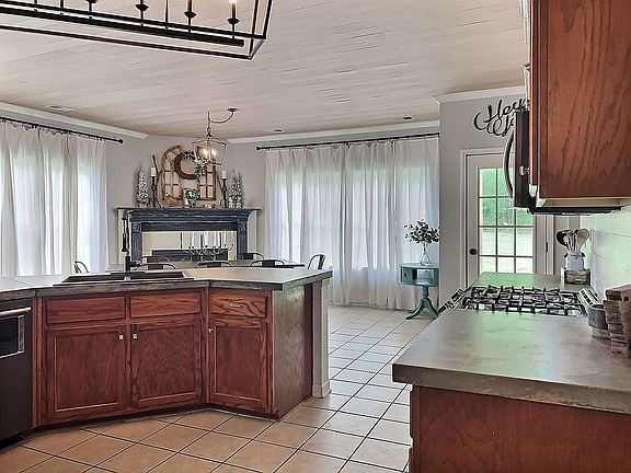 3rd image of 3252 Cool Springs Dr
