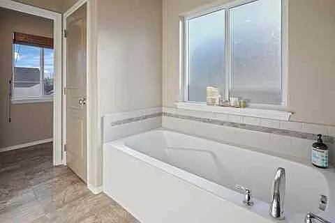 4 bed, 2.5 bath, 2221 sqft, $3,400 — Photo 3