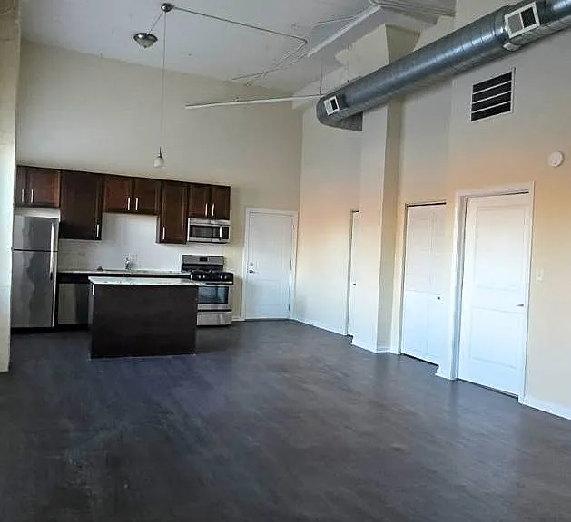 5822 N Western Ave — Photo 3