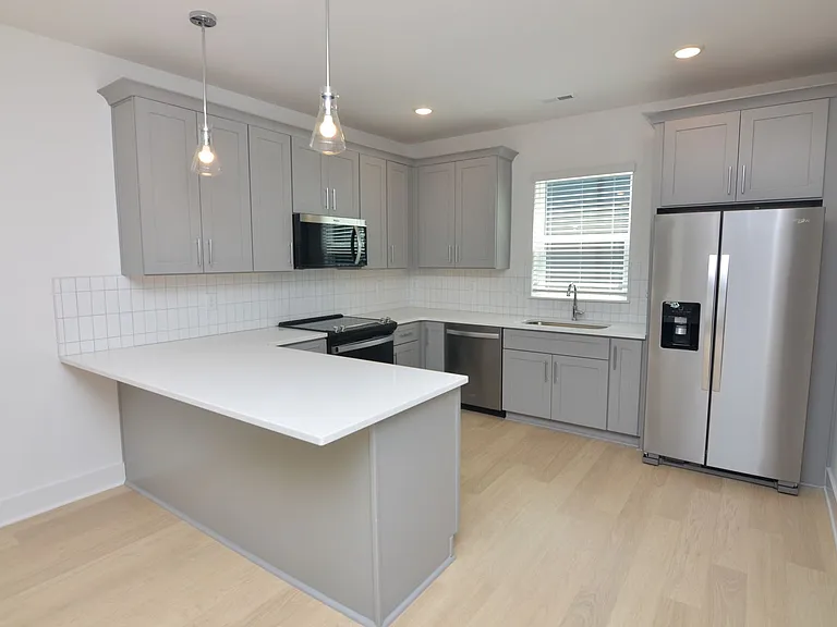 550 Markham St #18 — Photo 6