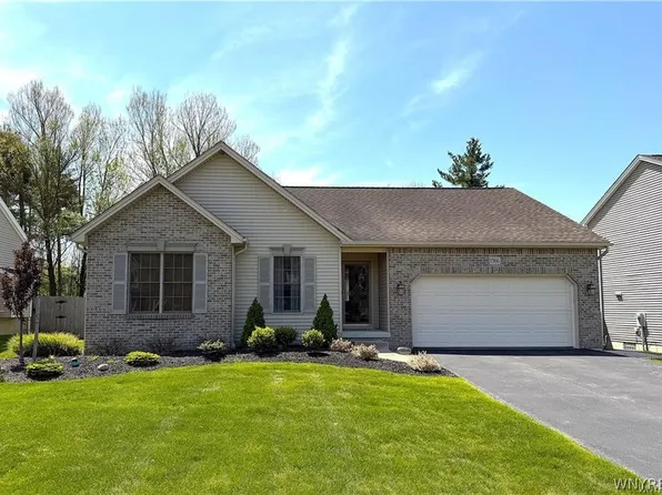 1366 Evergreen Dr, Lake View, NY 14085