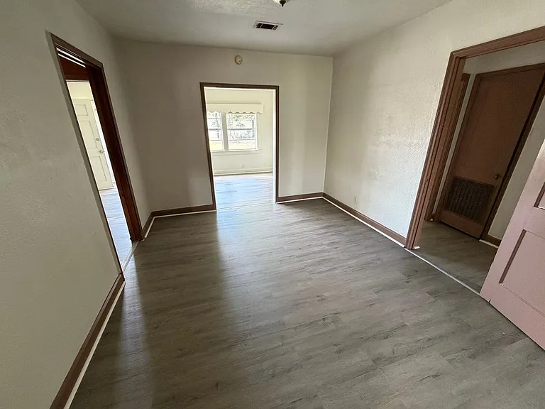 1398 Elgie St — Photo 3