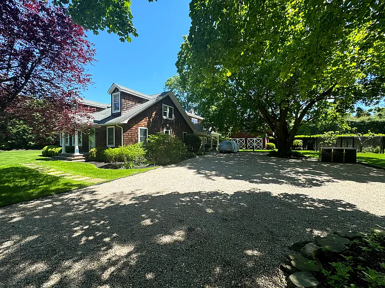 198 S Country Rd — Photo 3