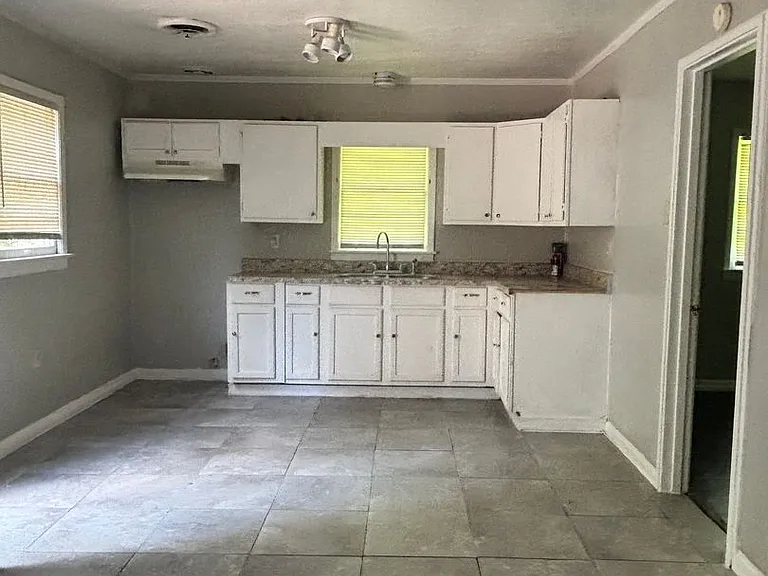 1452 Woody Dr — Photo 5