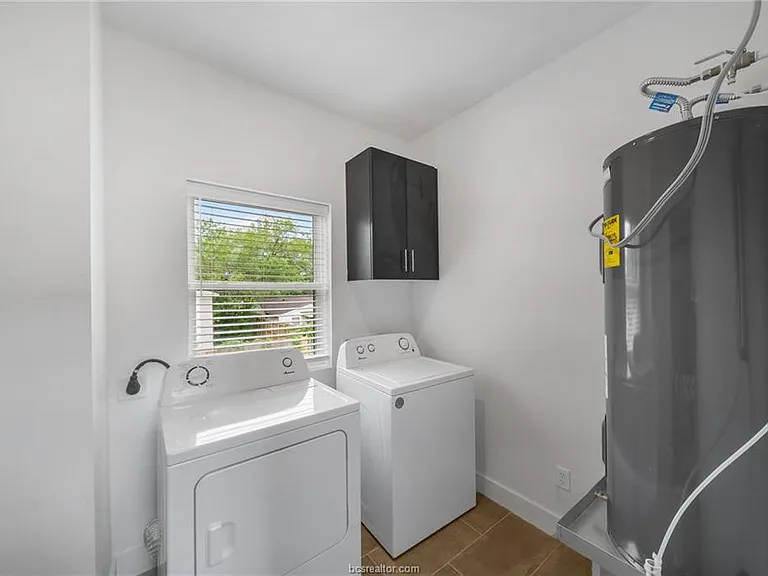 214 Lynn Dr — Photo 9