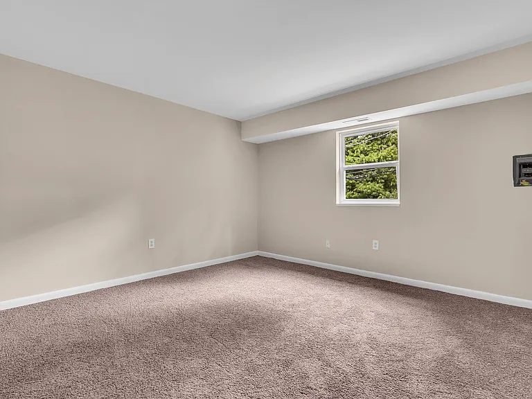 Colonial Court Apartments — Photo 22
