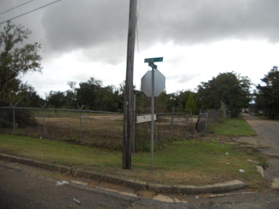 4th image of 901 Bouie St