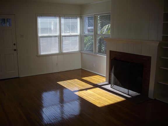 LIVING ROOM / FIREPLACE