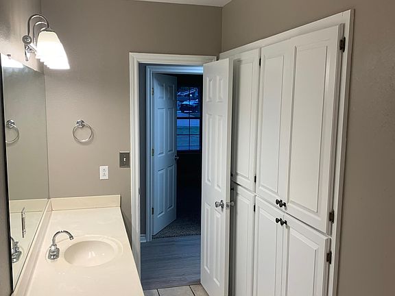 4th image of 1027 Caroline Ln