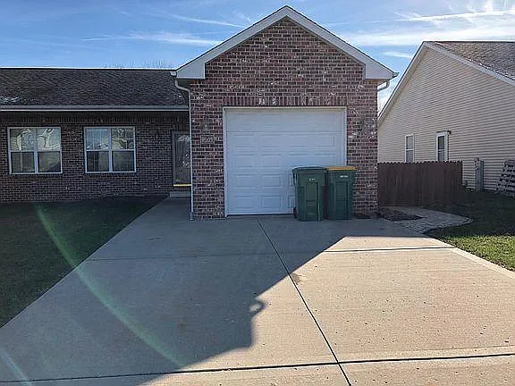 1005 W Bergera Rd — Photo 2