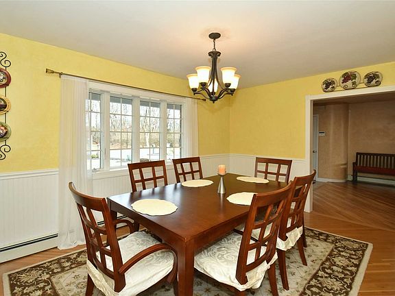 3rd image of 4 Elmbark Ln