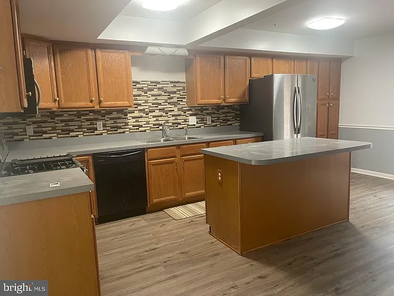 1323 Lindsay Ln — Photo 4